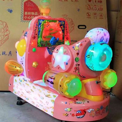 良い値段 ショッピングモールの子供たちは土地で遊んでます 赤ちゃんのための子供たちの乗り物 車のゲーム機で遊んでます オンライン